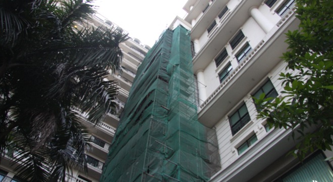 Việc chủ đầu tư tào nhà Pacific Place 83B Lý Thường Kiệt xây dựng ba thang máy tại khu vực sân áp vách tòa thương mại đang vấp phải sự phản đối của cư dân.